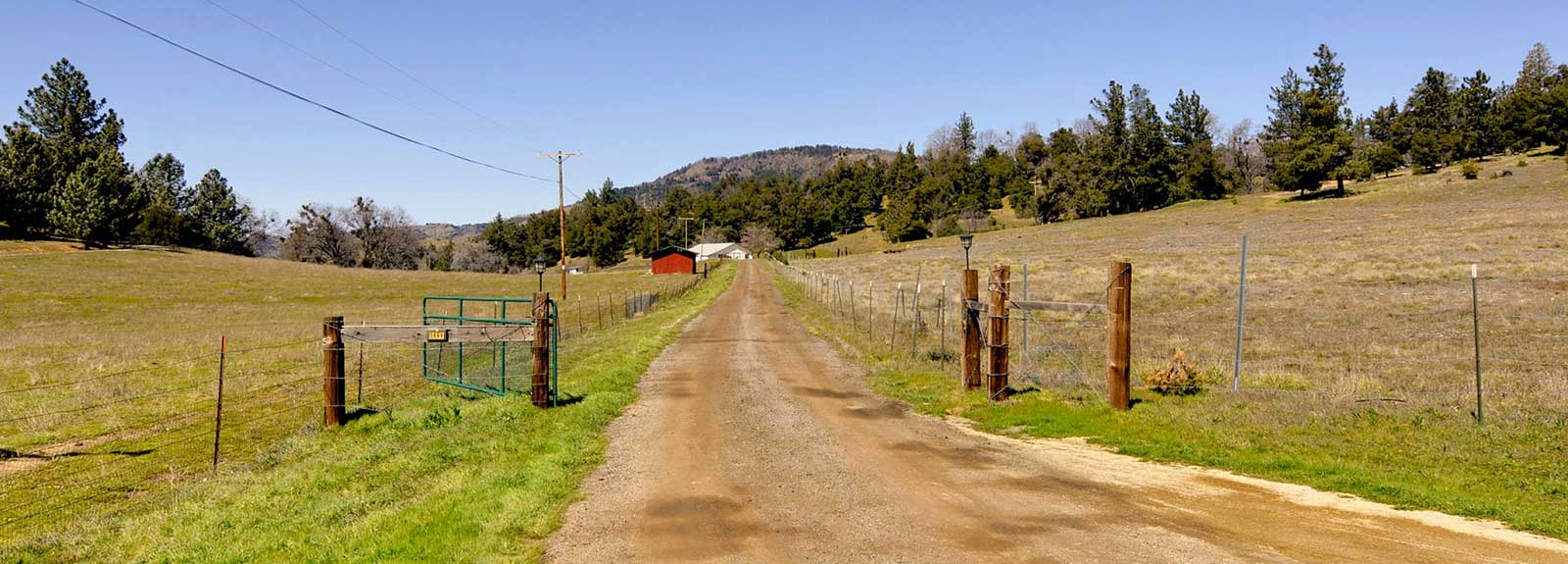 dirt road leading to red barn on a farm in julian ca